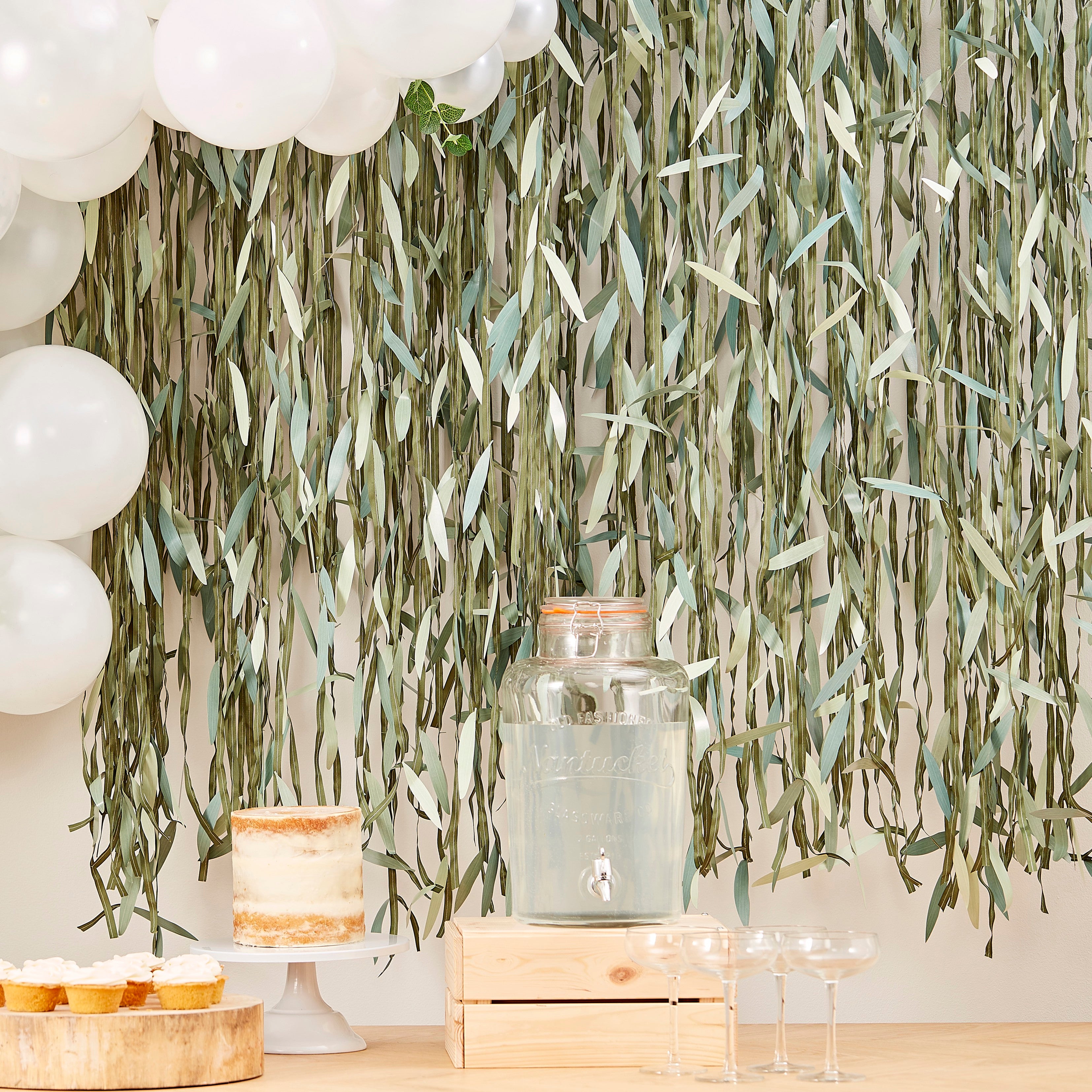 Curtain decoration of leaves