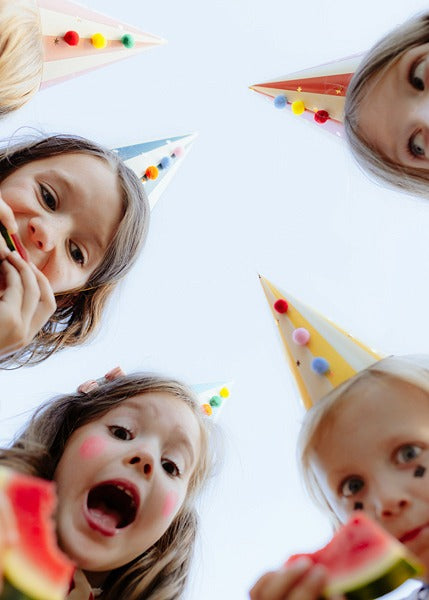 ქაღალდის დაბ.დღის ქუდი სხვადასხვა ფერის პომპონებით 16სმ 6ც