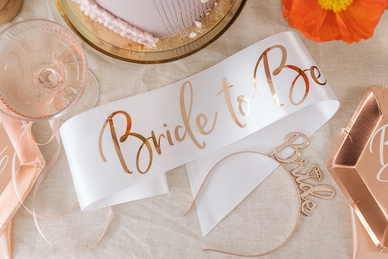 თეთრი ლენტი Bride to be 75სმ სპილენძისფერი წარწერით