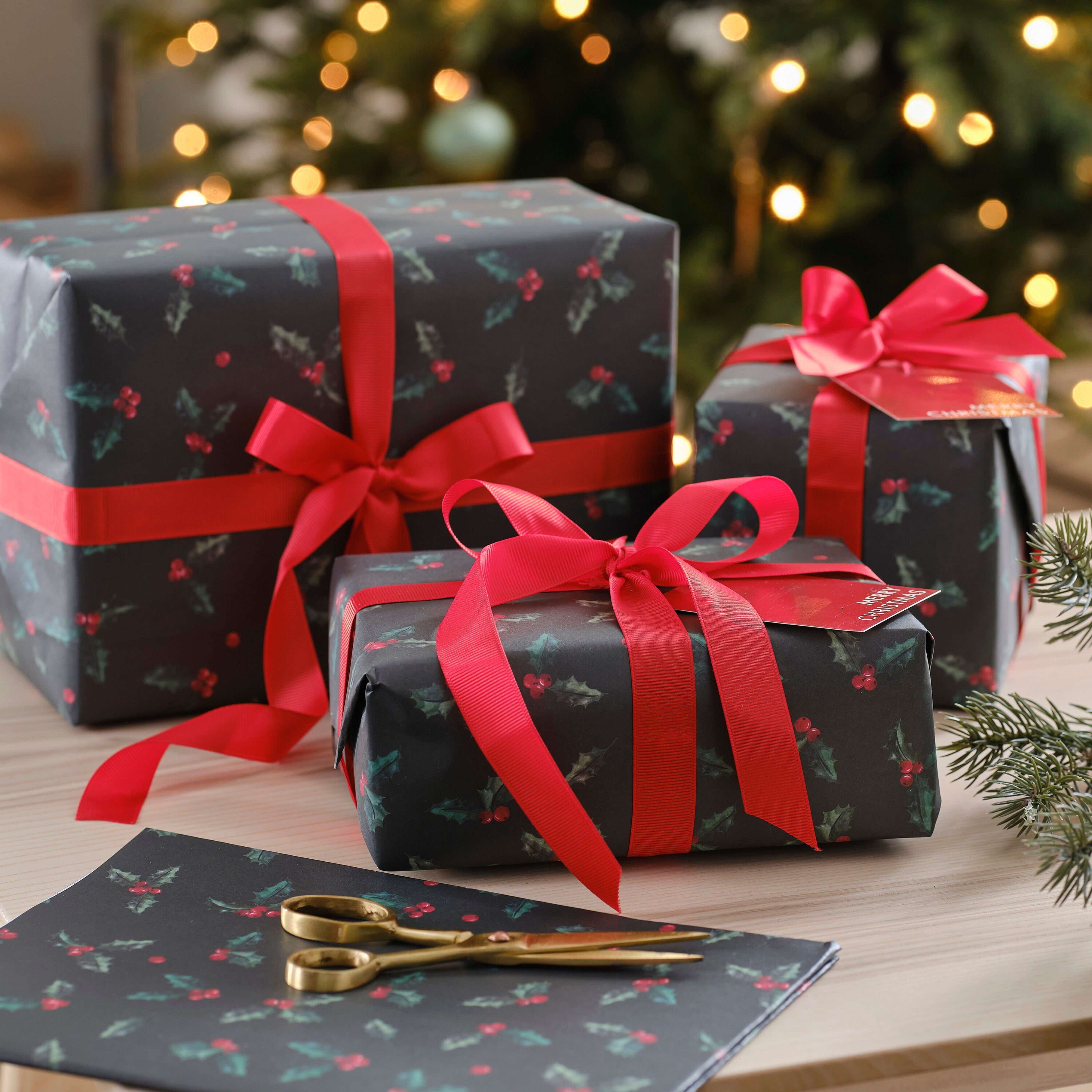 საჩუქრის შესაფუთი ნაკრები (ქაღალდი 2ც 50x70სმ,ლენტი 3მ,სასაჩუქრე ეტიკეტი 2ც და ძაფი 30სმ)