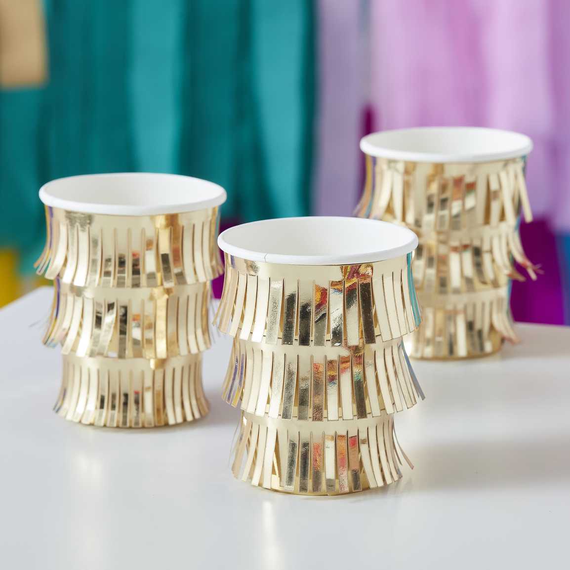 Gold-colored cups with 8 pcs